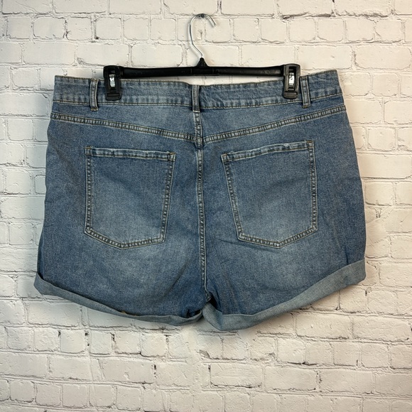 BloomChic Stretchy Light Wash Roll Hem Distressed Denim Shorts Plus Size 20 - Picture 5 of 6